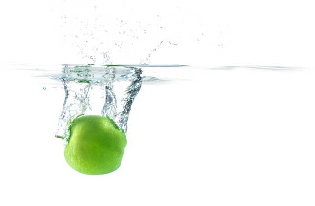 green apple splash in water
